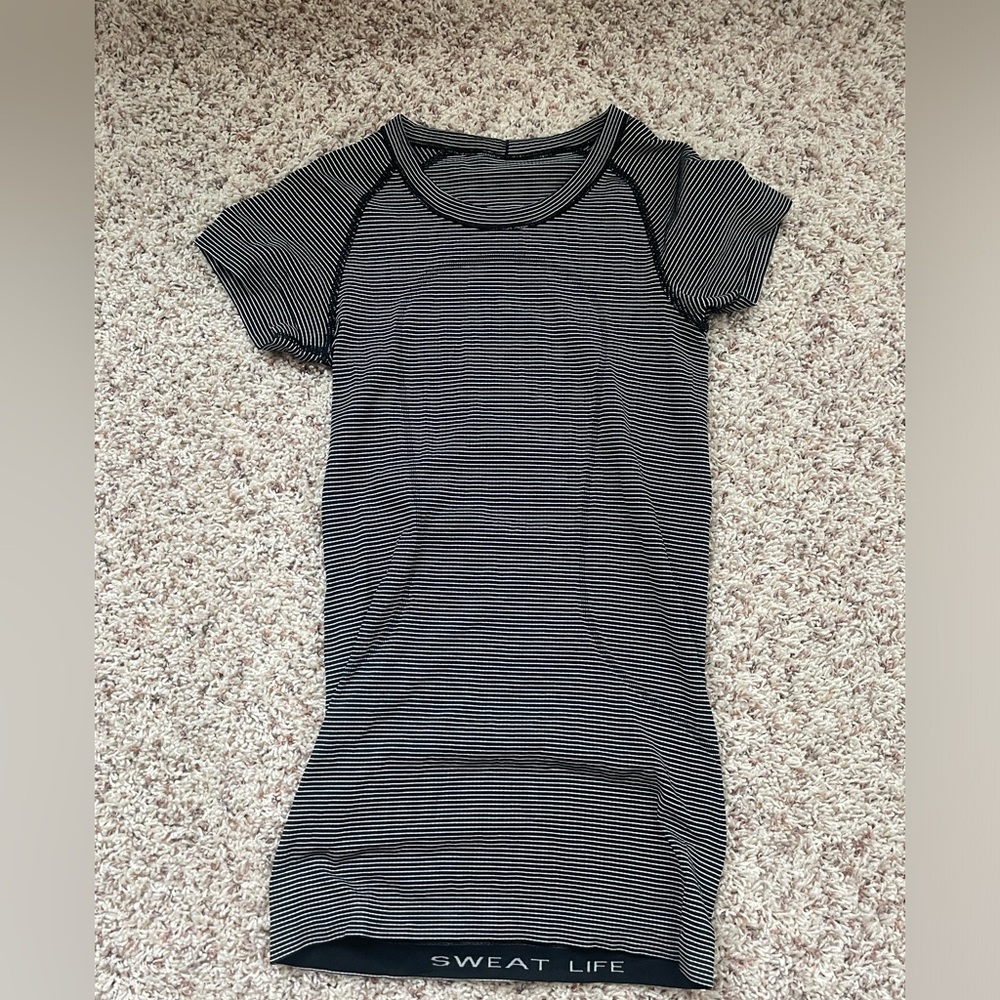 LULU LEMON BLACK AND WHITE STRIPED SWIFTLY TECH TOP!